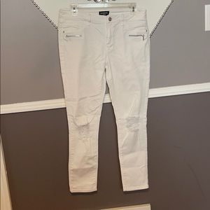 Bebe white ripped skinny jeans size 29